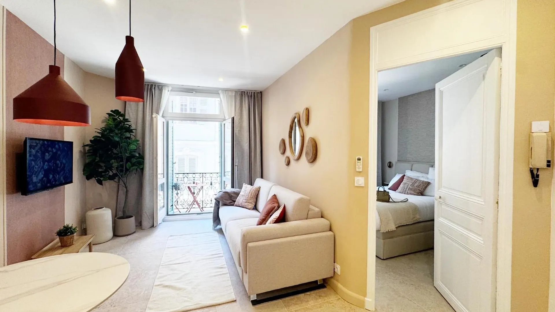 Beach & Palais - 2 Min Away, Balcony Cannes France